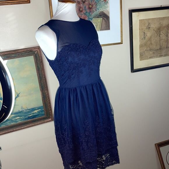 Annabella Deep Blue Floral Lace/Mesh Dress w/Sweetheart Neck (Size: Medium) - Picture 9 of 16